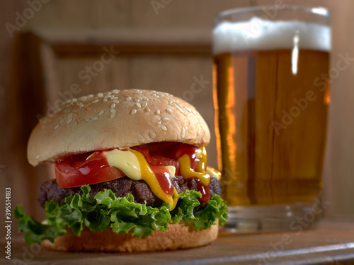 Fotografia de comida, hamburguesa casera y cerveza