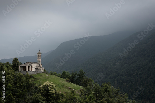 Rore, valle Varaita, Cuneo (Italia). Panoramica della valle poco prima dell'arrivo di un temporale