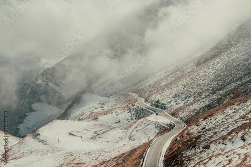 Colle dell'Agnello, Cuneo (Italia). Un tratto di strada che conduce in Francia con la prima neve d'autunno