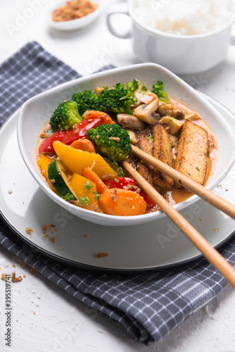 Grilled tofu with vegetables in tandoori coconut sauce, with jasmine rice (vegan)