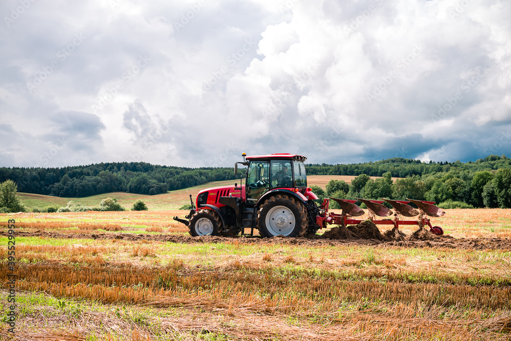 Obraz premium tractor plows the land