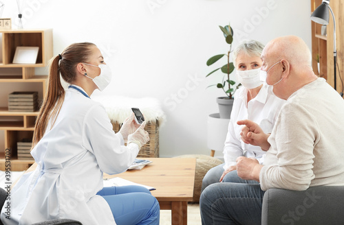 Doctor visiting senior diab...