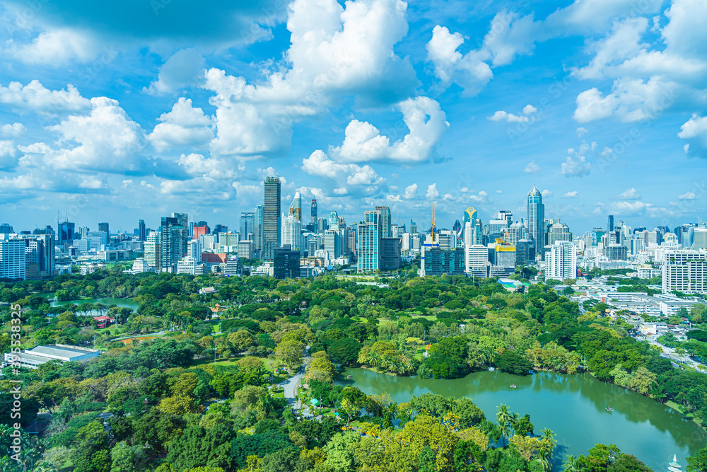 Obraz premium Beautiful landscape of cityscape with city building around lumpini park in bangkok