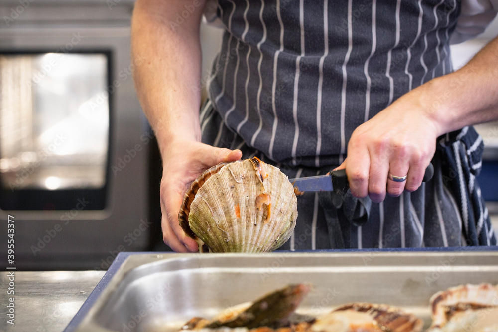 © Foodlovers - Preparing scallops © Foodlovers - Preparing scallops