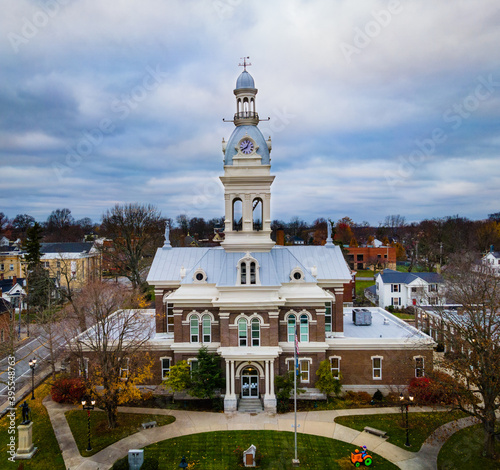 Fényképezés Aerial view of Jessamine County Courthouse in Downtown Nicholasville, Kentucky