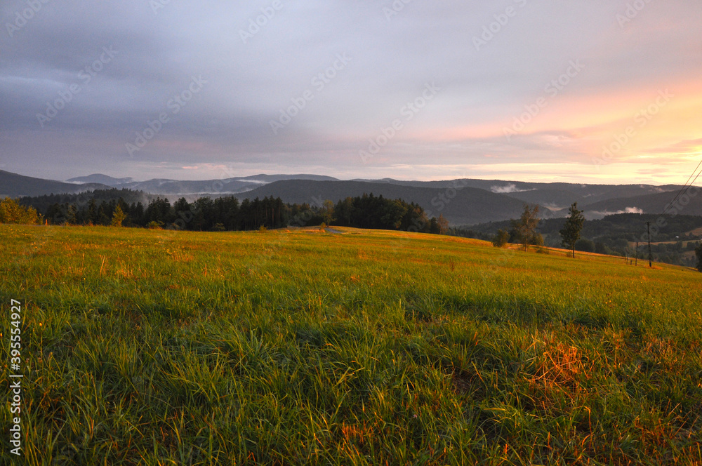 Jesienny pejzaż z mgiełkami w górach. Autumn landscape with mists in the mountains (Beskid Niski).