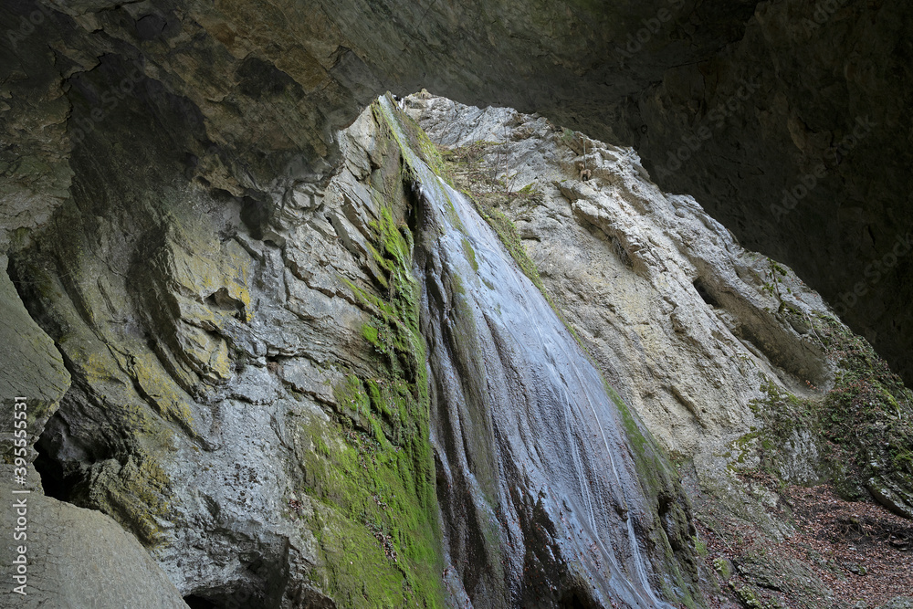 Εκτύπωση καμβά Wasserfall bei der Höhle bei Môtier, Val de Travers, Kanton Neuenburg, Schweiz