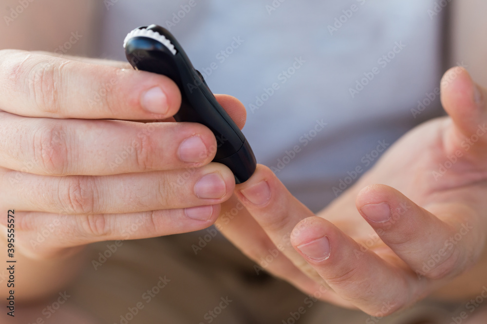 Φωτογραφία Medicine, diabetes, glycemia, healthcare and people concept - close up of a man'