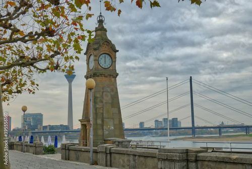 Blick auf die Promenade und den Rhein in Düsseldorf photo