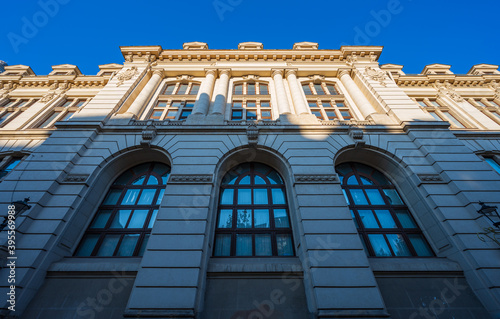 Obraz na płótnie facade of a building with sky w salonie