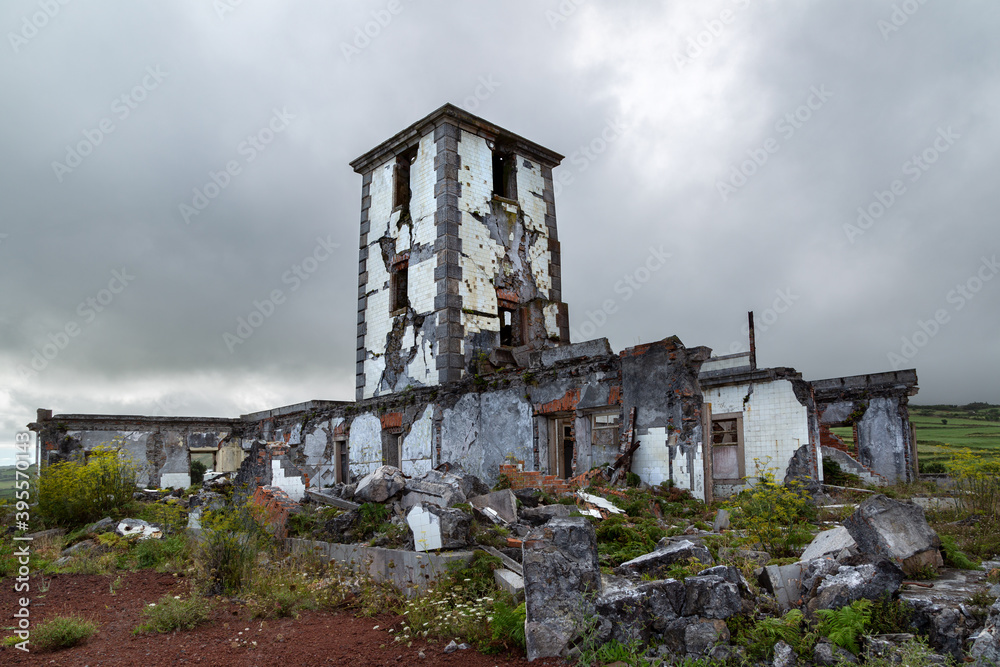 Le Phare de Ribeirinha en ruines suite du tremblement de terre aux Açores sur île de Faial Le Phare de Ribeirinha en ruines suite du tremblement de terre aux Açores sur île de Faial