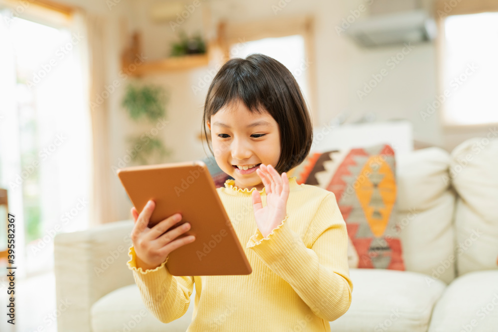タブレット端末を使う小学生 タブレット端末を使う小学生