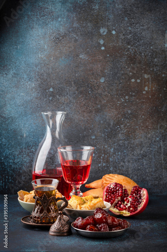 Foto Ramadan kareem Iftar meal with dates, baklava, traditional Arabic sweets, fruit,