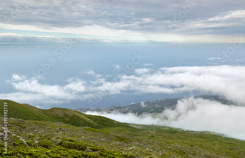 Panorama de l'île de Faial aux Açores depuis le sommet de Pico