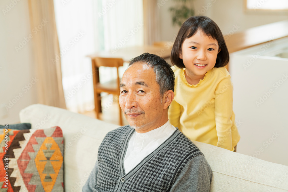 祖父と遊ぶ孫 祖父と遊ぶ孫