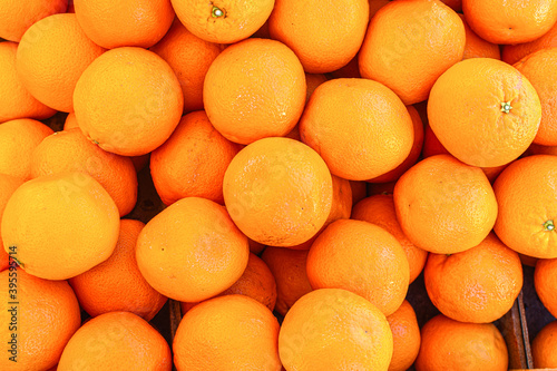 Tableau sur toile fresh whole oranges on the market