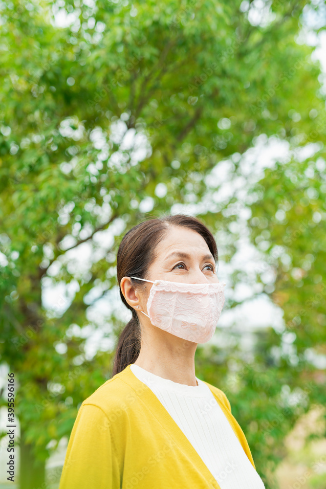 マスクをつけたシニア女性