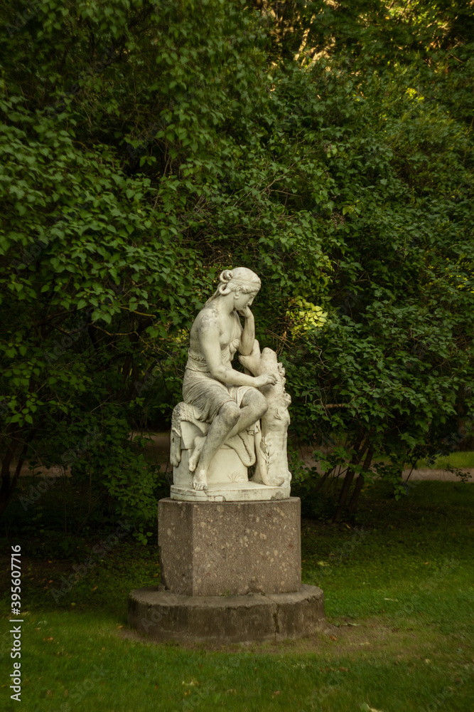 Fototapeta premium statue of a person in a garden