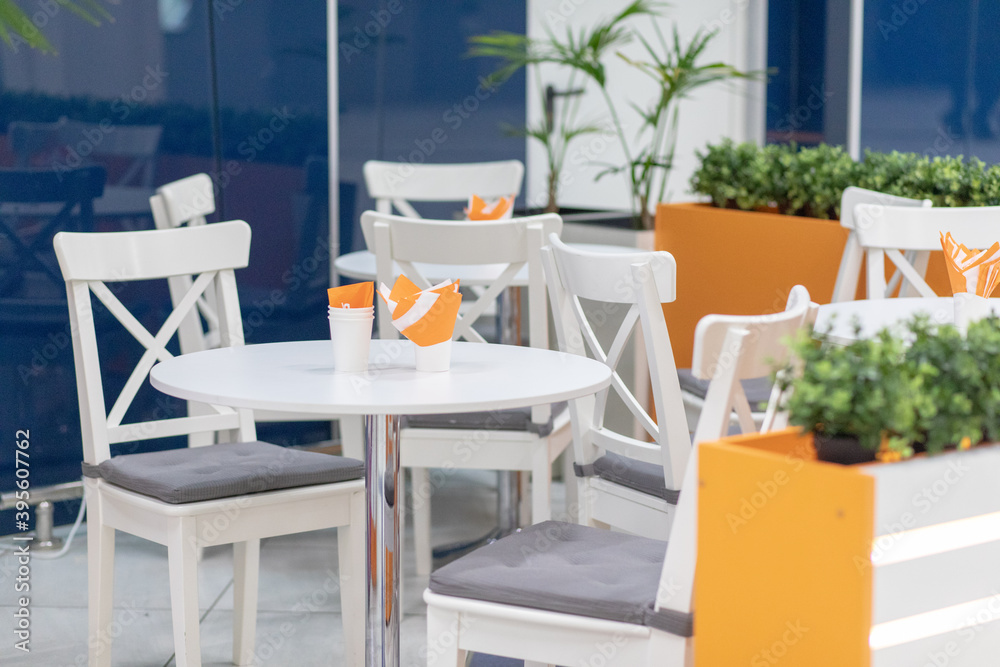 Obraz premium Empty tables at an outdoor restaurant. white Interior of summer cafe. Malaysia. Kuala Lumpur