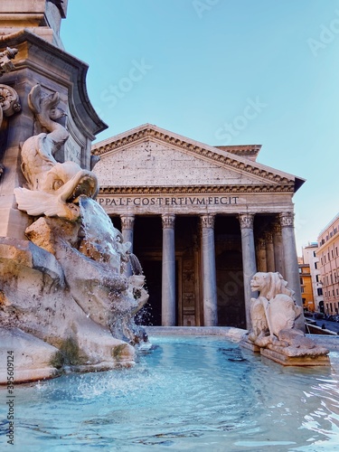 Il pantheon di Roma visto dalla fontana della piazza