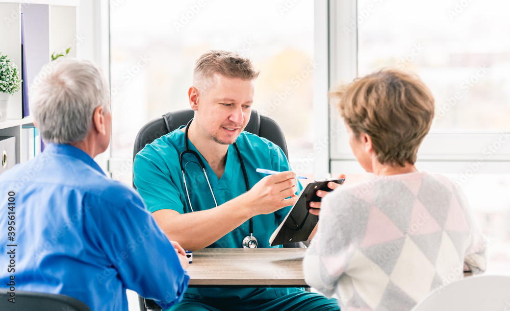 Obraz premium Mature couple at doctor cabinet during appointment