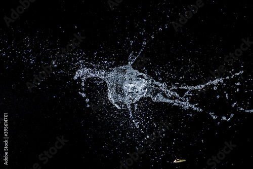 Platzender Wasserballon