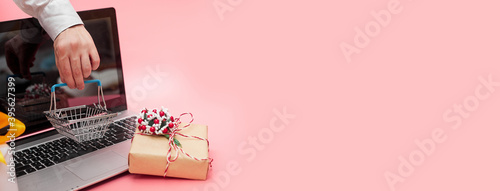 online marketing, krismas concept laptop with gifts, on pink background, banner, copy space photo