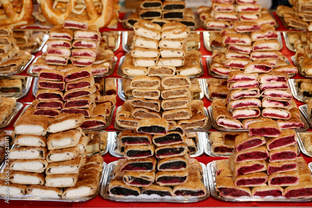 Obraz premium Various flavor strudel for sale in pastry shop