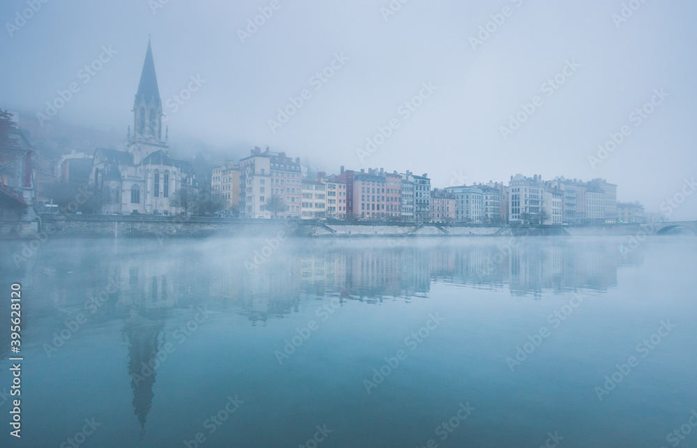 Lyon sous la brume d'un matin automnal, l'église Saint-Georges et sa passerelle