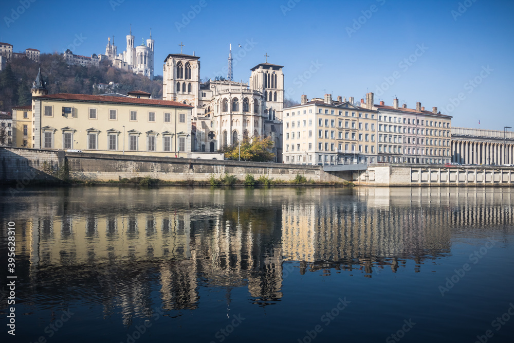 Le vieux Lyon se reflétant dans la Saöne, bâtiments anciens au bord de la rivière