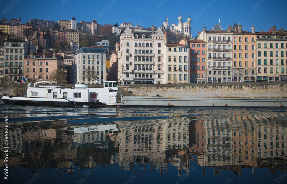 Le vieux Lyon se reflétant dans la Saöne, bâtiments anciens au bord de la rivière