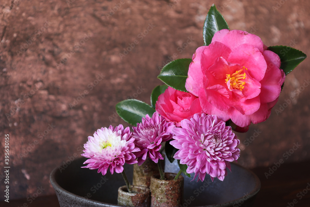 Naklejka premium 和風に活けた山茶花と菊の花