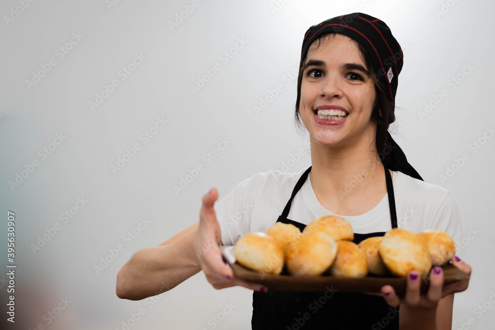 joven panadera en actividad con vestimenta y pan estudio panadería alegre y contenta cordoba argentina