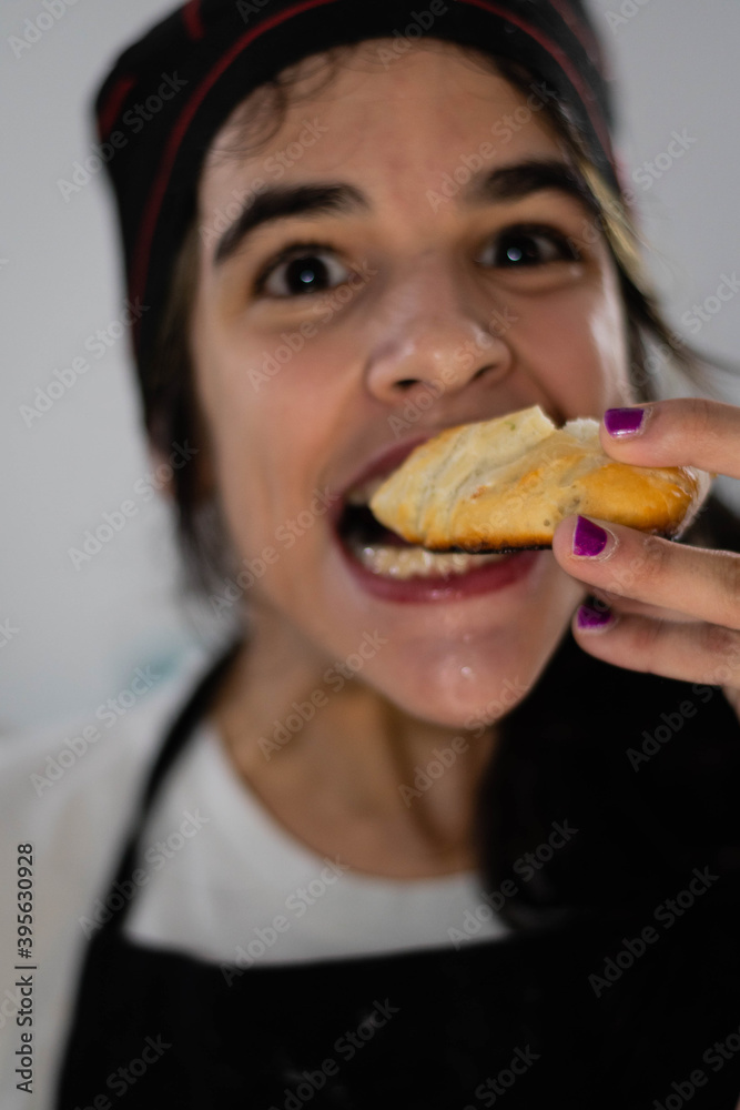 joven panadera en actividad con vestimenta y pan estudio panadería alegre y contenta cordoba argentina joven panadera en actividad con vestimenta y pan estudio panadería alegre y contenta cordoba argentina