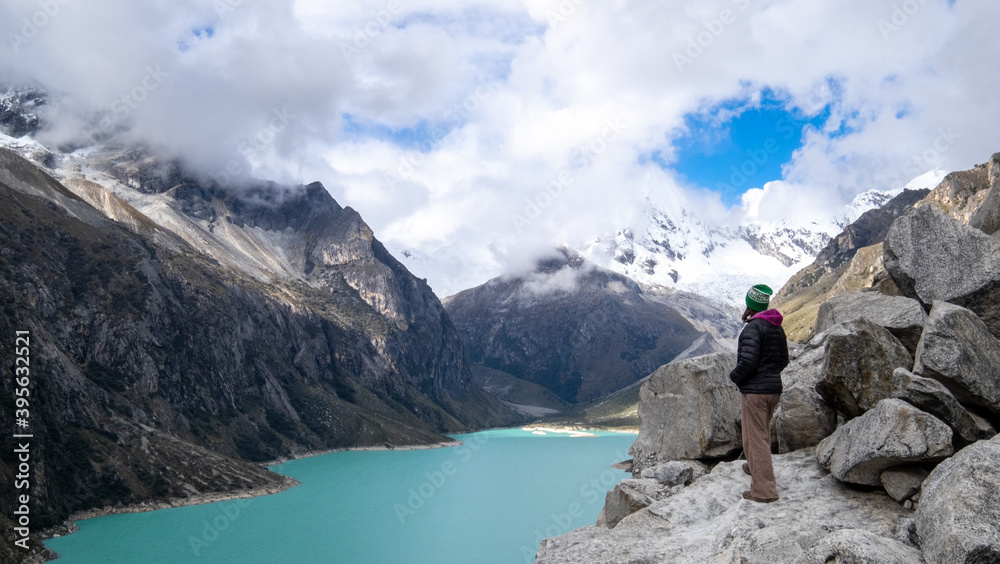 Fototapeta premium Hiker arrives at viewpoint at Paron Lake with Piramide peak in the background