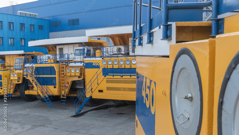 Mining twoaxle allwheeldrive dump truck with weightcarrying