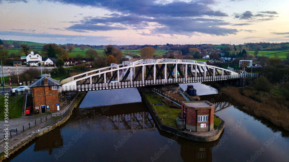 Fotka „Acton swing bridge is a swing bridge spanning the River Weaver