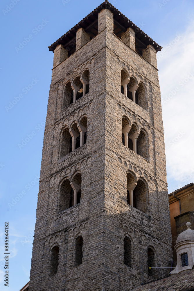 Torre campanario románico de la Catedral de Sant pere de Vic, comarca de Osona en Cataluña, España