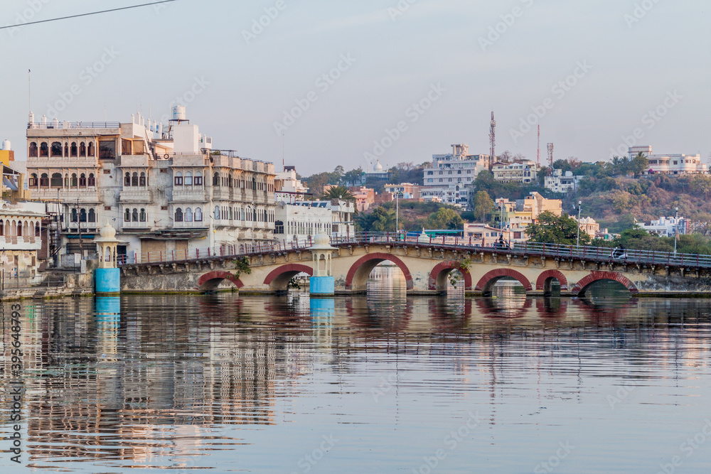 Obraz premium Chandpole Bridge over Pichola lake in Udaipur, Rajasthan state, India