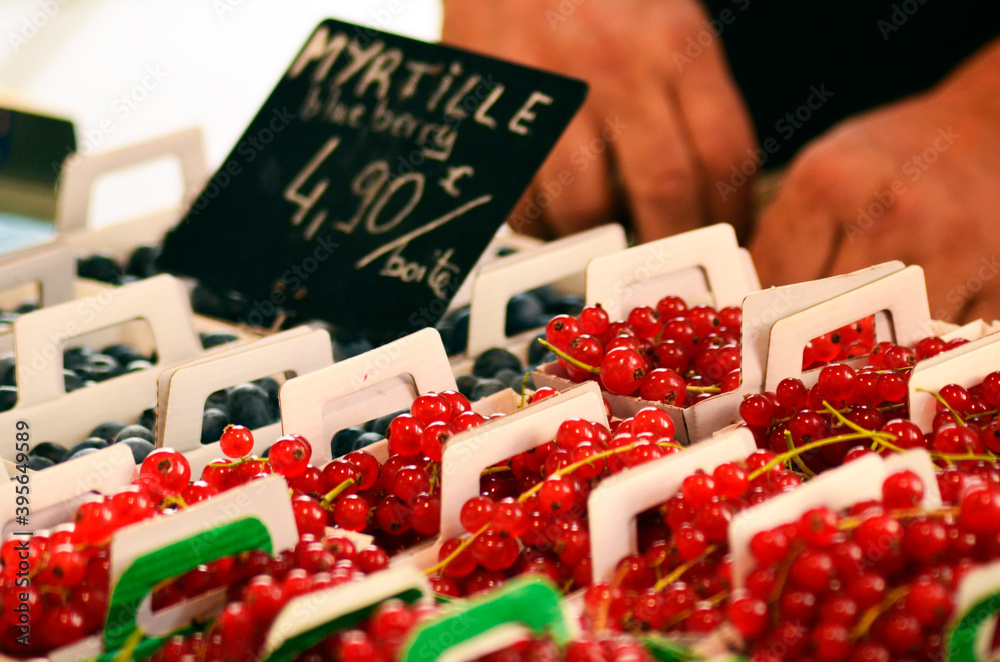 Φωτογραφία Cerezas, fresas, frambuesas  en venta en un mercado, close up de fresas, frambui