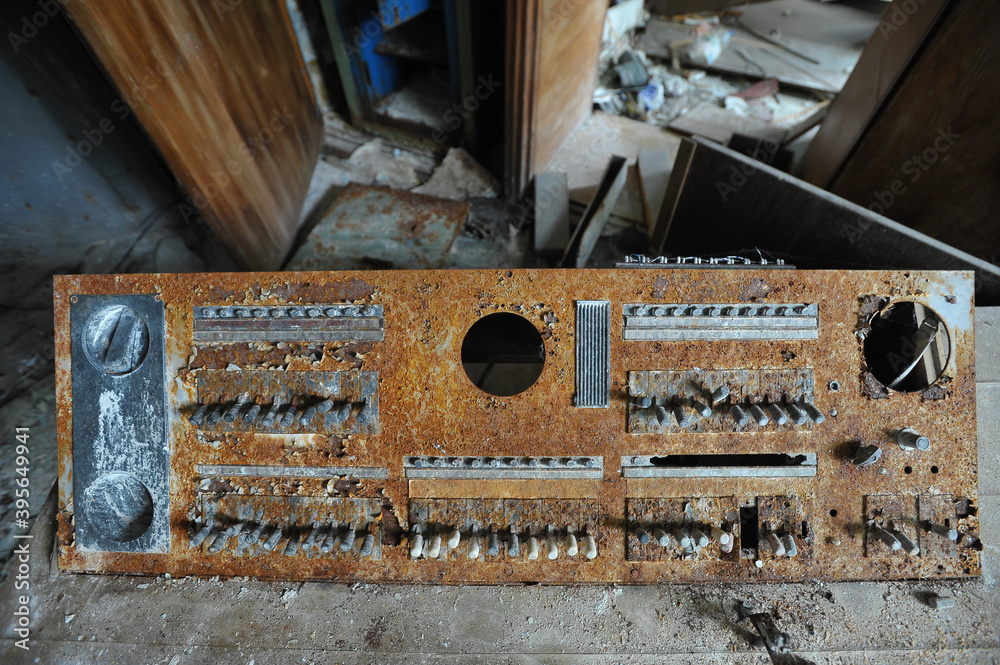 Fototapeta Stare zardzewiałe urządzenie w opuszczonej fabryce Jupiter w strefie Czarnobyla
