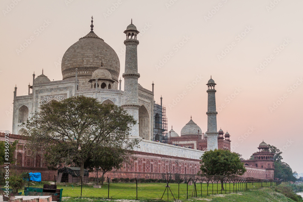 Obraz premium Taj Mahal in Agra during sunset, India