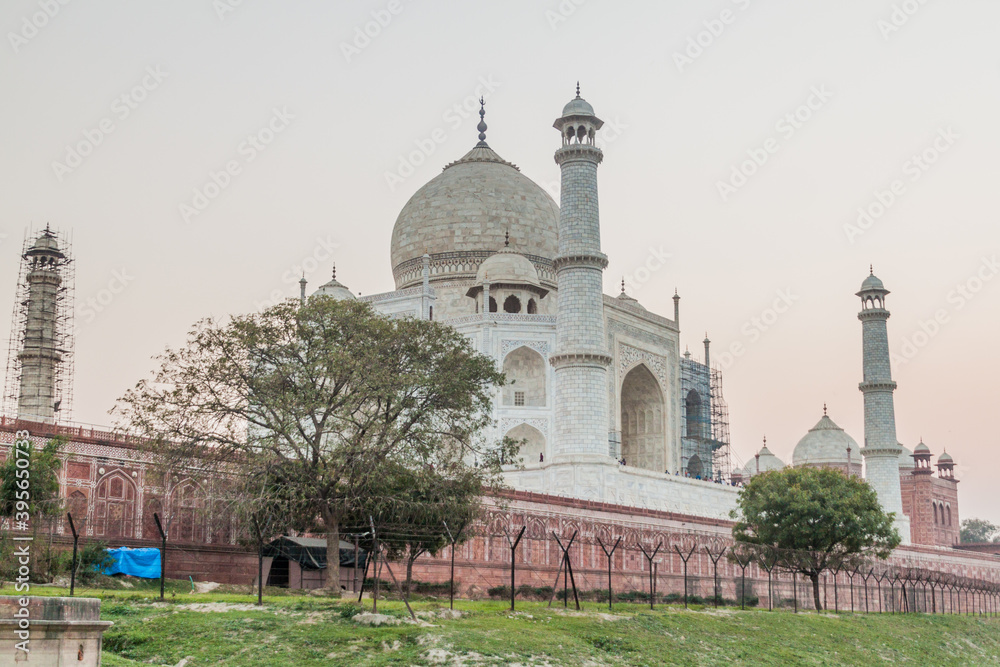 Fototapeta premium Taj Mahal in Agra during sunset, India