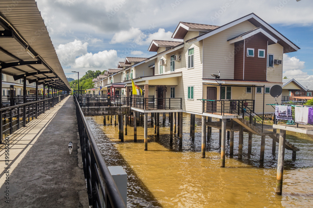 Obraz premium Houses in Kampong Ayer water village in Bandar Seri Begawan, capital of Brunei