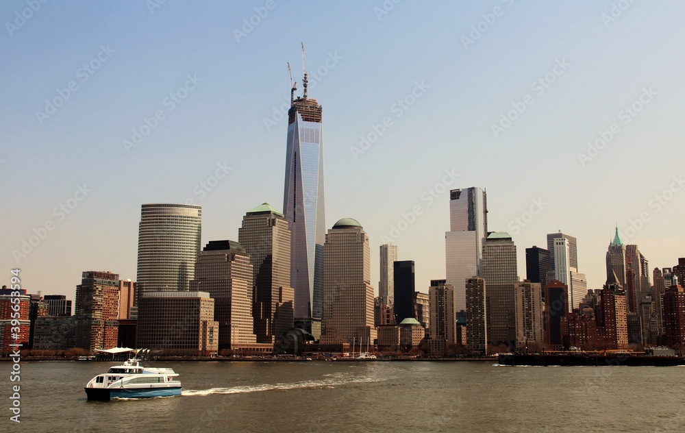 Obraz premium Hudson River overlooking New York's skyscrapers.
