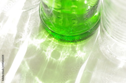朝日を浴びる緑色の瓶