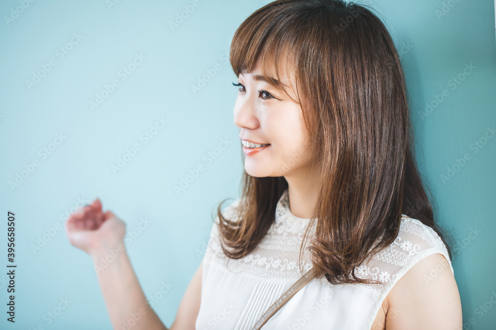 お出かけする女性
