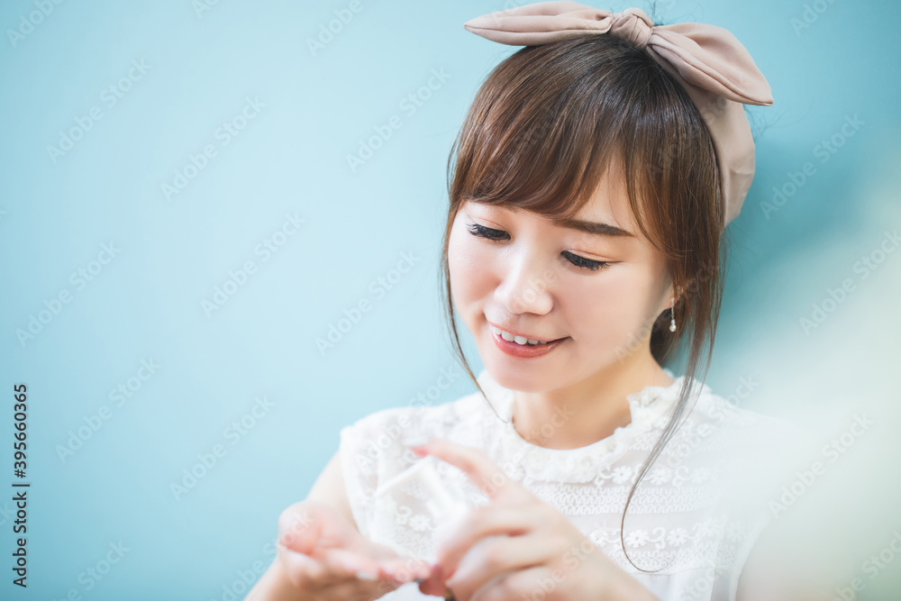 クリームを塗る女性
クリームを塗る女性