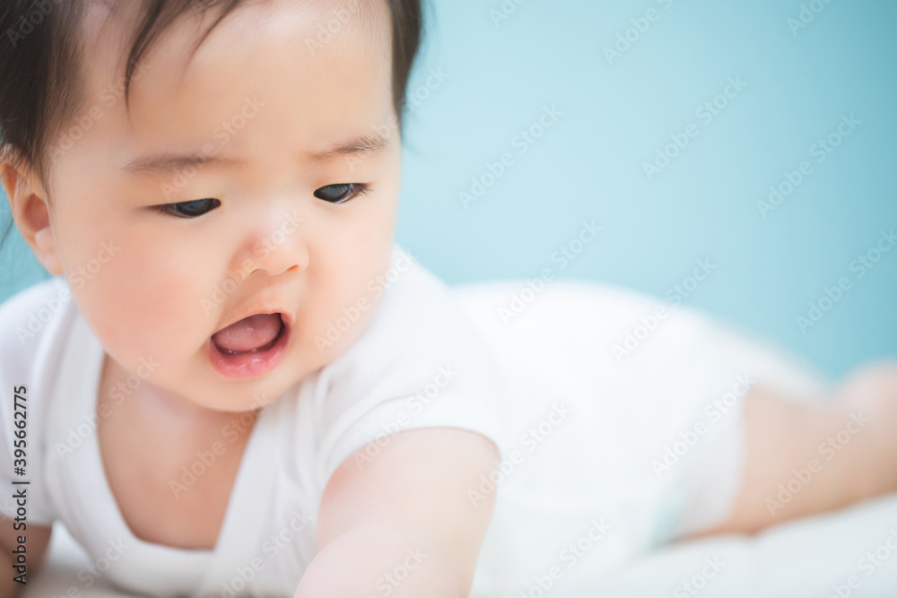 うつ伏せになった笑顔の赤ちゃん
うつ伏せになった笑顔の赤ちゃん