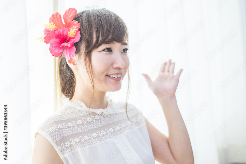 ハイビスカスの髪飾りをつけた女性
